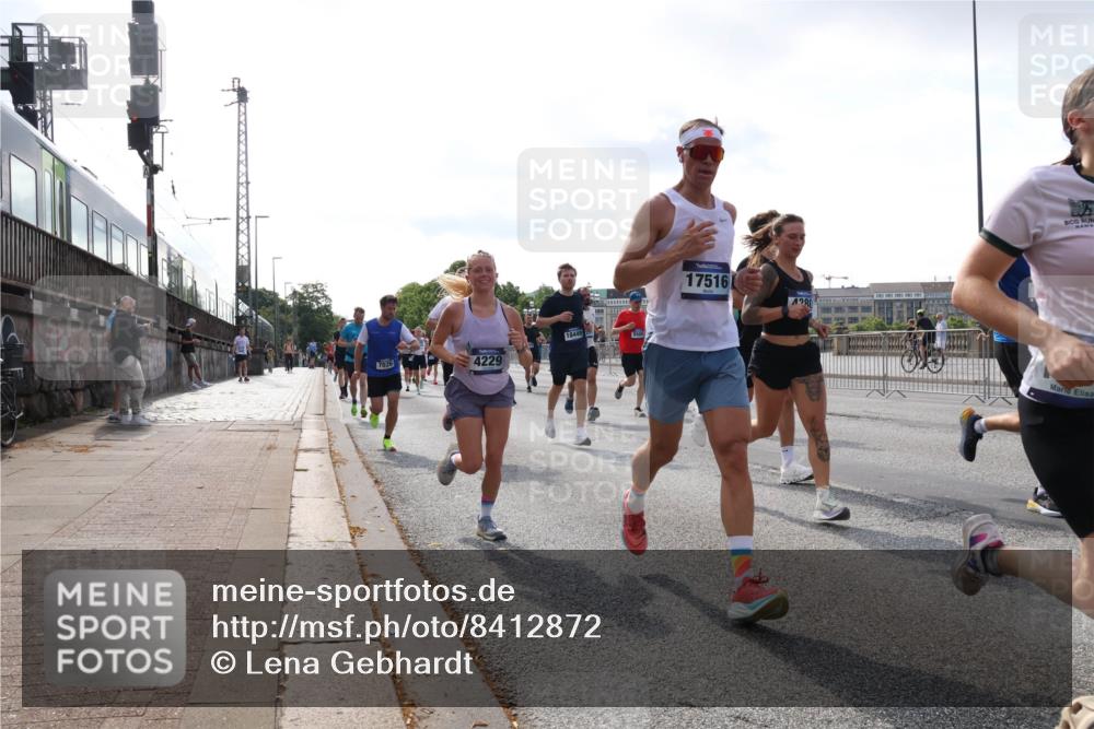 29.06.2025 - hella hamburg halbmarathon Lena Gebhardt http://msf.ph/oto/8412872 29.06.2025 09:50:33 Lombardsbrücke 7026, 4229, 18449, 17516, 4280, 1209, 1358, 1675, 1688, 1697, 1700, 1803, 1882, 2415, 2568, 2675, 2719, 2826, 3332, 3626, 4205, 4229, 4380, 4398, 4823, 4893, 5409, 5436, 5472, 5508, 5745, 5752, 5791, 5803, 5916, 6080, 6458, 6529, 6649, 6686, 6687, 6704, 7026, 7774, 8450, 8958, 9017, 9116, 9302, 9365, 9711, 10064, 10218, 10783, 10894, 10922, 11281, 11284, 11305, 11379, 11767, 12292, 12540, 12554, 12895, 13725 meine-sportfotos.de