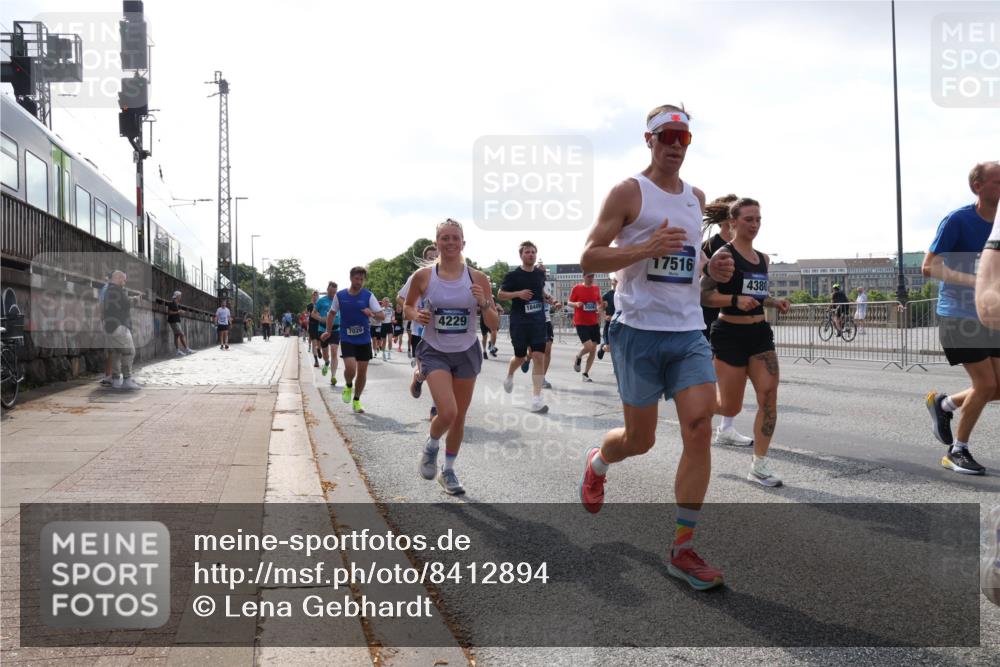 29.06.2025 - hella hamburg halbmarathon Lena Gebhardt http://msf.ph/oto/8412894 29.06.2025 09:50:33 Lombardsbrücke 7026, 4229, 18449, 17516, 4380, 1209, 1358, 1675, 1688, 1697, 1700, 1803, 1882, 2415, 2568, 2675, 2719, 2826, 3332, 3626, 4205, 4229, 4380, 4398, 4823, 4893, 5409, 5436, 5472, 5508, 5745, 5752, 5791, 5803, 5916, 6080, 6458, 6529, 6649, 6686, 6687, 6704, 7026, 7774, 8450, 8958, 9017, 9116, 9302, 9365, 9711, 10064, 10218, 10783, 10894, 10922, 11281, 11284, 11305, 11379, 11767, 12292, 12540, 12554, 12895, 13725 meine-sportfotos.de