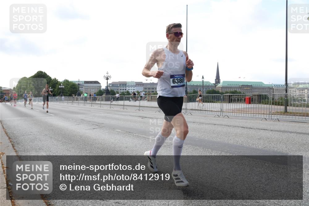 29.06.2025 - hella hamburg halbmarathon Lena Gebhardt http://msf.ph/oto/8412919 29.06.2025 09:39:46 Lombardsbrücke 6380, 51, 53, 2144, 3720, 4524, 6380, 6699, 11342, 11678, 13016, 14188, 14932, 14933, 15166, 16120, 16548, 17402, 18694, 18848, 19072, 19108 meine-sportfotos.de