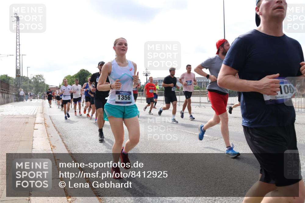 29.06.2025 - hella hamburg halbmarathon Lena Gebhardt http://msf.ph/oto/8412925 29.06.2025 10:17:18 Lombardsbrücke 1356, 6128, 10592, 6126, 100, 1083, 1137, 1204, 1298, 1331, 1348, 1356, 1477, 1553, 1602, 2225, 2259, 2305, 2860, 2908, 3210, 3450, 3464, 3466, 3622, 3802, 3803, 4194, 4852, 5023, 5390, 5929, 5930, 5995, 6126, 6128, 6328, 6520, 6522, 6786, 6948, 7011, 7114, 7115, 7257, 7291, 7345, 7360, 7376, 7410, 7445, 7566, 7647, 7844, 7924, 7928, 7945, 8210, 8253, 8263, 8309, 8351, 8433, 8513, 8558, 8895, 8983, 9152, 9259, 9848 meine-sportfotos.de