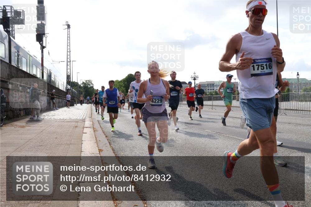 29.06.2025 - hella hamburg halbmarathon Lena Gebhardt http://msf.ph/oto/8412932 29.06.2025 09:50:33 Lombardsbrücke 18449, 5508, 7026, 4229, 1209, 17516, 1209, 1358, 1675, 1688, 1697, 1700, 1803, 1882, 2415, 2568, 2675, 2719, 2826, 3332, 3626, 4205, 4229, 4380, 4398, 4823, 4893, 5409, 5436, 5472, 5508, 5745, 5752, 5791, 5803, 5916, 6080, 6458, 6529, 6649, 6686, 6687, 6704, 7026, 7774, 8450, 8958, 9017, 9116, 9302, 9365, 9711, 10064, 10218, 10783, 10894, 10922, 11281, 11284, 11305, 11379, 11767, 12292, 12540, 12554, 12895, 13725 meine-sportfotos.de