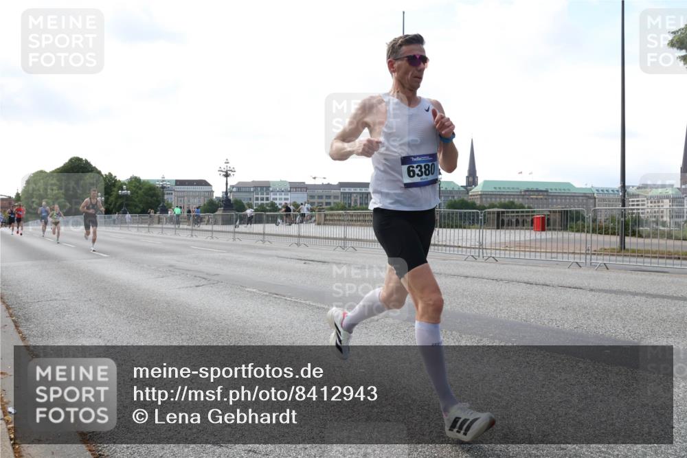 29.06.2025 - hella hamburg halbmarathon Lena Gebhardt http://msf.ph/oto/8412943 29.06.2025 09:39:46 Lombardsbrücke 6380, 51, 53, 2144, 3720, 4524, 6380, 6699, 11342, 11678, 13016, 14188, 14932, 14933, 15166, 16120, 16548, 17402, 18694, 18848, 19072, 19108 meine-sportfotos.de