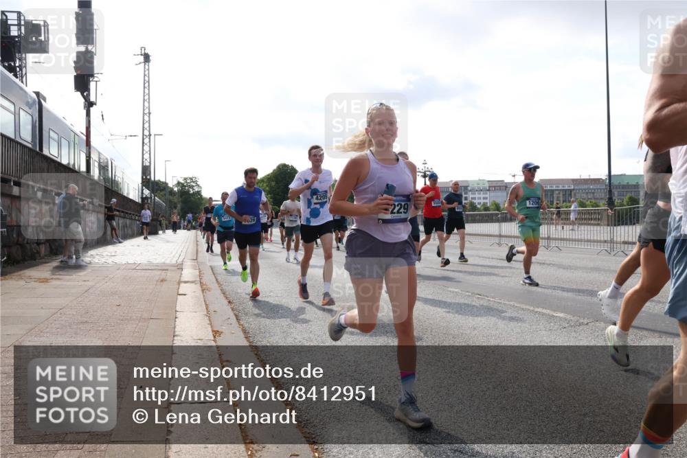 29.06.2025 - hella hamburg halbmarathon Lena Gebhardt http://msf.ph/oto/8412951 29.06.2025 09:50:33 Lombardsbrücke 5472, 26, 4205, 1209, 229, 1209, 1358, 1675, 1688, 1697, 1700, 1803, 1882, 2415, 2568, 2675, 2719, 2826, 3332, 3626, 4205, 4229, 4380, 4398, 4823, 4893, 5409, 5436, 5472, 5508, 5745, 5752, 5791, 5803, 5916, 6080, 6458, 6529, 6649, 6686, 6687, 6704, 7026, 7774, 8450, 8958, 9017, 9116, 9302, 9365, 9711, 10064, 10218, 10783, 10894, 10922, 11281, 11284, 11305, 11379, 11767, 12292, 12540, 12554, 12895, 13725 meine-sportfotos.de