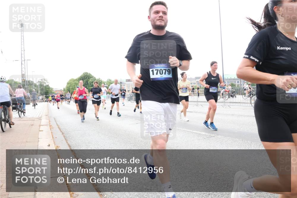 29.06.2025 - hella hamburg halbmarathon Lena Gebhardt http://msf.ph/oto/8412956 29.06.2025 10:51:17 Lombardsbrücke 1404, 1203, 17079, 14152, 11971, 1129, 1203, 1208, 1404, 1478, 1617, 1997, 2202, 2308, 2358, 2380, 2484, 2485, 2736, 2778, 2859, 3934, 4156, 4652, 4713, 4748, 4771, 4808, 4848, 4878, 4920, 5286, 5289, 5357, 5394, 5530, 6091, 6178, 6945, 6954, 6961, 7012, 7141, 7769, 7770, 7771, 7825, 7841, 7871, 7992, 8040, 8125, 8200, 8410, 8672, 8779, 8986, 9166, 9167, 9582, 9583, 9763, 10029, 10496, 10552, 10614, 10636, 11034, 11052, 11252, 11268, 11575, 11577, 14534 meine-sportfotos.de