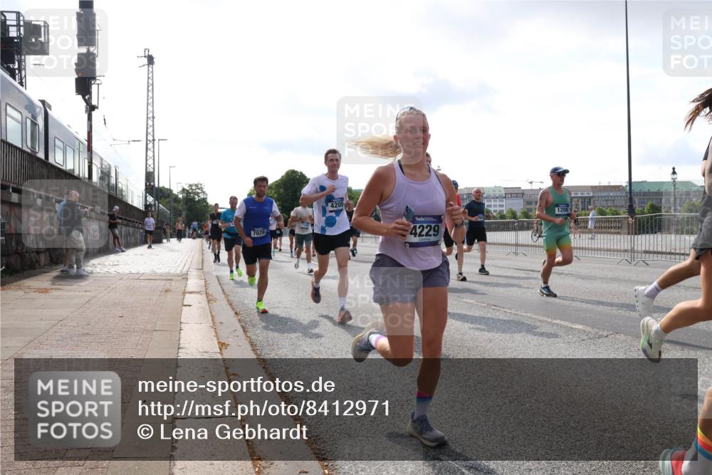 29.06.2025 - hella hamburg halbmarathon Lena Gebhardt http://msf.ph/oto/8412971 29.06.2025 09:50:34 Lombardsbrücke 7026, 4205, 4229, 1209, 1209, 1358, 1675, 1688, 1697, 1700, 1803, 1882, 2546, 2568, 2675, 2719, 2826, 3332, 3626, 4205, 4229, 4380, 4398, 4823, 4893, 5409, 5436, 5472, 5506, 5508, 5745, 5752, 5791, 5803, 5916, 6080, 6458, 6529, 6649, 6686, 6687, 6704, 7026, 7774, 8450, 8958, 9017, 9116, 9302, 9365, 9711, 10064, 10218, 10783, 10894, 10922, 11281, 11284, 11305, 11379, 11767, 12292, 12540, 12554, 12895, 13725 meine-sportfotos.de