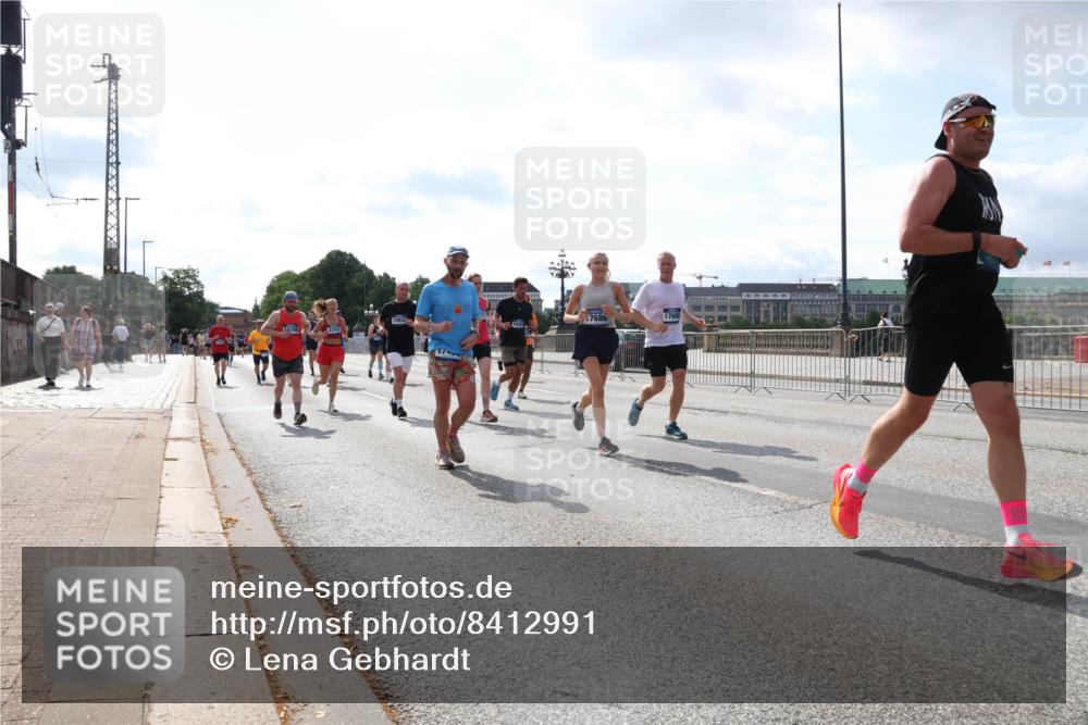 29.06.2025 - hella hamburg halbmarathon Lena Gebhardt http://msf.ph/oto/8412991 29.06.2025 10:04:43 Lombardsbrücke 1, 40, 7686, 17685, 1126, 1213, 1316, 1347, 1377, 1559, 1674, 2011, 2463, 2628, 2698, 2852, 2979, 3994, 4146, 4293, 4394, 4538, 4587, 4951, 5354, 5365, 5869, 5976, 6311, 6709, 7302, 8049, 8217, 9019, 9489, 10100, 10213, 10709, 10834, 10962, 11088, 11551, 11582, 11595, 12125, 12924, 12998, 13242, 13533, 13625, 14340, 14436, 14917, 15532, 16128, 16134, 16145, 16357, 16579, 16753, 16989, 16995, 17071, 17112, 17113, 17434, 17814, 17818 meine-sportfotos.de