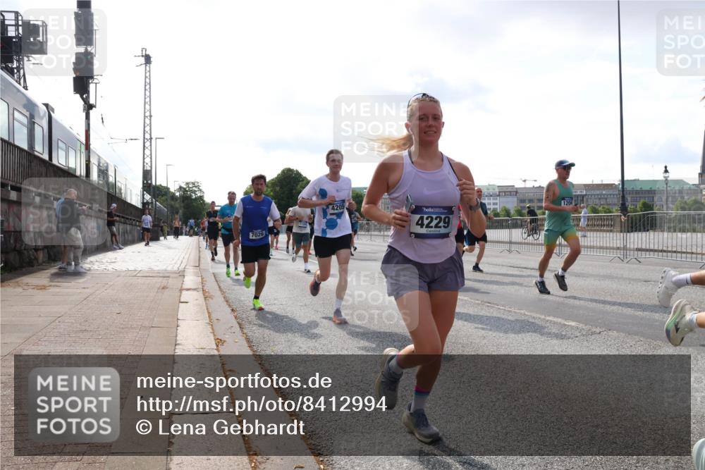 29.06.2025 - hella hamburg halbmarathon Lena Gebhardt http://msf.ph/oto/8412994 29.06.2025 09:50:34 Lombardsbrücke 7026, 4205, 4229, 1209, 1209, 1358, 1675, 1688, 1697, 1700, 1803, 1882, 2546, 2568, 2675, 2719, 2826, 3332, 3626, 4205, 4229, 4380, 4398, 4823, 4893, 5409, 5436, 5472, 5506, 5508, 5745, 5752, 5791, 5803, 5916, 6080, 6458, 6529, 6649, 6686, 6687, 6704, 7026, 7774, 8450, 8958, 9017, 9116, 9302, 9365, 9711, 10064, 10218, 10783, 10894, 10922, 11281, 11284, 11305, 11379, 11767, 12292, 12540, 12554, 12895, 13725 meine-sportfotos.de