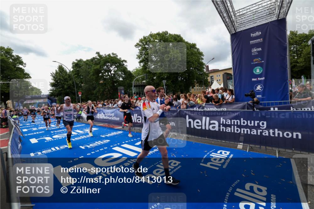 29.06.2025 - hella hamburg halbmarathon Zöllner http://msf.ph/oto/8413013 29.06.2025 10:47:19 Ziel 2623, 5024, 6134, 6168, 6203, 6373, 6716, 7480, 10208, 10211, 11518, 13672, 14722, 16286, 17718, 17915, 18856 meine-sportfotos.de