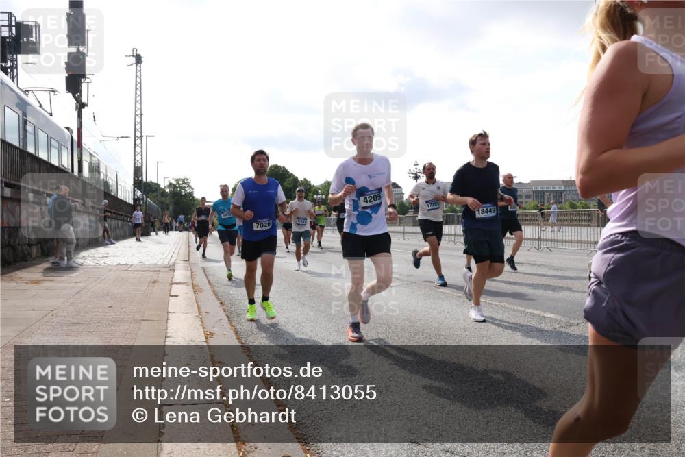 29.06.2025 - hella hamburg halbmarathon Lena Gebhardt http://msf.ph/oto/8413055 29.06.2025 09:50:34 Lombardsbrücke 5472, 7026, 11281, 4205, 17251, 18449, 1209, 1358, 1675, 1688, 1697, 1700, 1803, 1882, 2546, 2568, 2675, 2719, 2826, 3332, 3626, 4205, 4229, 4380, 4398, 4823, 4893, 5409, 5436, 5472, 5506, 5508, 5745, 5752, 5791, 5803, 5916, 6080, 6458, 6529, 6649, 6686, 6687, 6704, 7026, 7774, 8450, 8958, 9017, 9116, 9302, 9365, 9711, 10064, 10218, 10783, 10894, 10922, 11281, 11284, 11305, 11379, 11767, 12292, 12540, 12554, 12895, 13725 meine-sportfotos.de