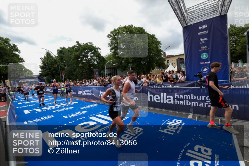 29.06.2025 - hella hamburg halbmarathon Zöllner http://msf.ph/oto/8413056 29.06.2025 10:47:21 Ziel 2864, 5024, 6134, 6168, 6203, 6716, 7480, 10208, 10211, 11518, 13672, 13782, 14722, 15611, 16089, 16286, 17915, 18856 meine-sportfotos.de