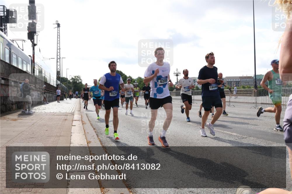 29.06.2025 - hella hamburg halbmarathon Lena Gebhardt http://msf.ph/oto/8413082 29.06.2025 09:50:34 Lombardsbrücke 5472, 7026, 11281, 4205, 1725, 18449, 1209, 1209, 1358, 1675, 1688, 1697, 1700, 1803, 1882, 2546, 2568, 2675, 2719, 2826, 3332, 3626, 4205, 4229, 4380, 4398, 4823, 4893, 5409, 5436, 5472, 5506, 5508, 5745, 5752, 5791, 5803, 5916, 6080, 6458, 6529, 6649, 6686, 6687, 6704, 7026, 7774, 8450, 8958, 9017, 9116, 9302, 9365, 9711, 10064, 10218, 10783, 10894, 10922, 11281, 11284, 11305, 11379, 11767, 12292, 12540, 12554, 12895, 13725 meine-sportfotos.de