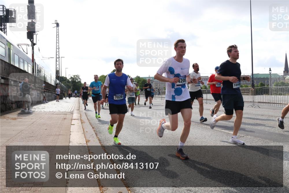 29.06.2025 - hella hamburg halbmarathon Lena Gebhardt http://msf.ph/oto/8413107 29.06.2025 09:50:34 Lombardsbrücke 5472, 7026, 11281, 4205, 7251, 5508, 18449, 1209, 1358, 1675, 1688, 1697, 1700, 1803, 1882, 2546, 2568, 2675, 2719, 2826, 3332, 3626, 4205, 4229, 4380, 4398, 4823, 4893, 5409, 5436, 5472, 5506, 5508, 5745, 5752, 5791, 5803, 5916, 6080, 6458, 6529, 6649, 6686, 6687, 6704, 7026, 7774, 8450, 8958, 9017, 9116, 9302, 9365, 9711, 10064, 10218, 10783, 10894, 10922, 11281, 11284, 11305, 11379, 11767, 12292, 12540, 12554, 12895, 13725 meine-sportfotos.de