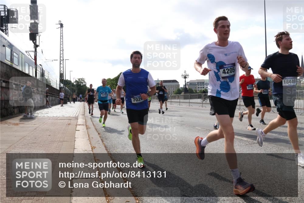29.06.2025 - hella hamburg halbmarathon Lena Gebhardt http://msf.ph/oto/8413131 29.06.2025 09:50:35 Lombardsbrücke 47, 5472, 7026, 22, 4205, 5508, 8958, 18449, 1209, 1358, 1675, 1688, 1697, 1700, 1803, 1882, 2546, 2568, 2675, 2719, 2826, 3056, 3332, 3626, 4205, 4229, 4380, 4398, 4823, 4893, 5026, 5409, 5436, 5472, 5506, 5508, 5745, 5752, 5791, 5803, 5916, 6080, 6458, 6529, 6649, 6686, 6687, 6704, 7026, 7774, 8450, 8958, 9017, 9116, 9302, 9365, 9711, 10064, 10218, 10783, 10894, 10922, 11281, 11284, 11305, 11379, 11767, 12292, 12540, 12554, 12895, 13725 meine-sportfotos.de