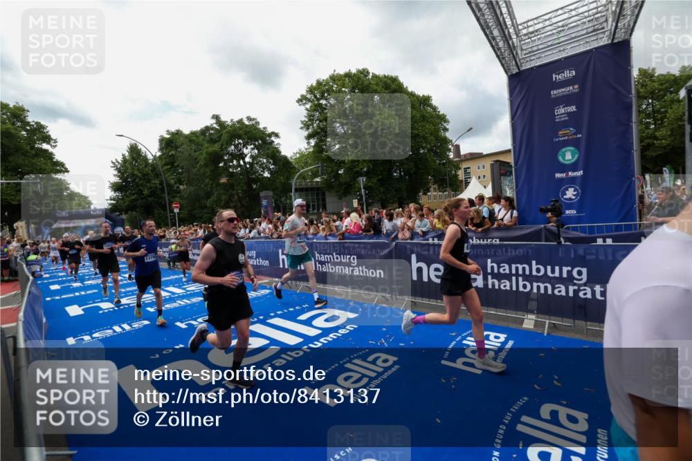 29.06.2025 - hella hamburg halbmarathon Zöllner http://msf.ph/oto/8413137 29.06.2025 10:47:27 Ziel 51, 1012, 2274, 2839, 2864, 2869, 5024, 5532, 5650, 6203, 8693, 9305, 10423, 11077, 11491, 11518, 13782, 14722, 15350, 15611, 15923, 16089, 16819, 18758, 18974 meine-sportfotos.de