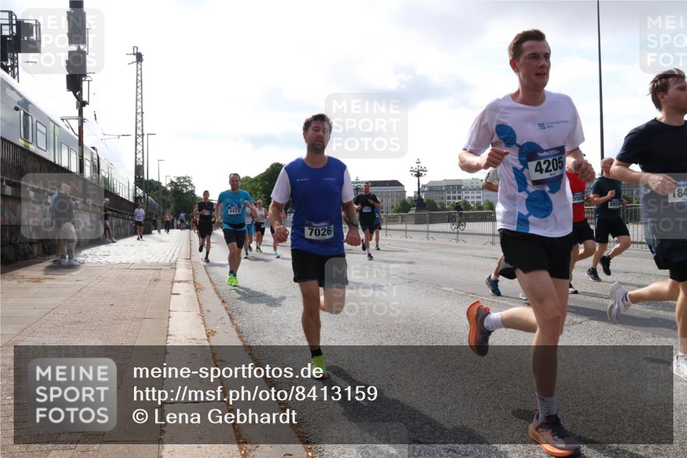 29.06.2025 - hella hamburg halbmarathon Lena Gebhardt http://msf.ph/oto/8413159 29.06.2025 09:50:35 Lombardsbrücke 5472, 7026, 4205, 5508, 8958, 184, 1209, 1358, 1675, 1688, 1697, 1700, 1803, 1882, 2546, 2568, 2675, 2719, 2826, 3056, 3332, 3626, 4205, 4229, 4380, 4398, 4823, 4893, 5026, 5409, 5436, 5472, 5506, 5508, 5745, 5752, 5791, 5803, 5916, 6080, 6458, 6529, 6649, 6686, 6687, 6704, 7026, 7774, 8450, 8958, 9017, 9116, 9302, 9365, 9711, 10064, 10218, 10783, 10894, 10922, 11281, 11284, 11305, 11379, 11767, 12292, 12540, 12554, 12895, 13725 meine-sportfotos.de