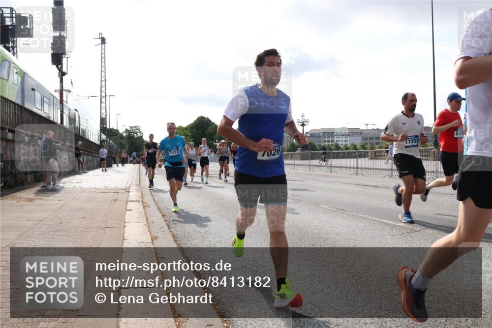 29.06.2025 - hella hamburg halbmarathon Lena Gebhardt http://msf.ph/oto/8413182 29.06.2025 09:50:35 Lombardsbrücke 5472, 7026, 5500, 17251, 1209, 1358, 1675, 1688, 1697, 1700, 1803, 1882, 2546, 2568, 2675, 2719, 2826, 3056, 3332, 3626, 4205, 4229, 4380, 4398, 4823, 4893, 5026, 5409, 5436, 5472, 5506, 5508, 5745, 5752, 5791, 5803, 5916, 6080, 6458, 6529, 6649, 6686, 6687, 6704, 7026, 7774, 8450, 8958, 9017, 9116, 9302, 9365, 9711, 10064, 10218, 10783, 10894, 10922, 11281, 11284, 11305, 11379, 11767, 12292, 12540, 12554, 12895, 13725 meine-sportfotos.de