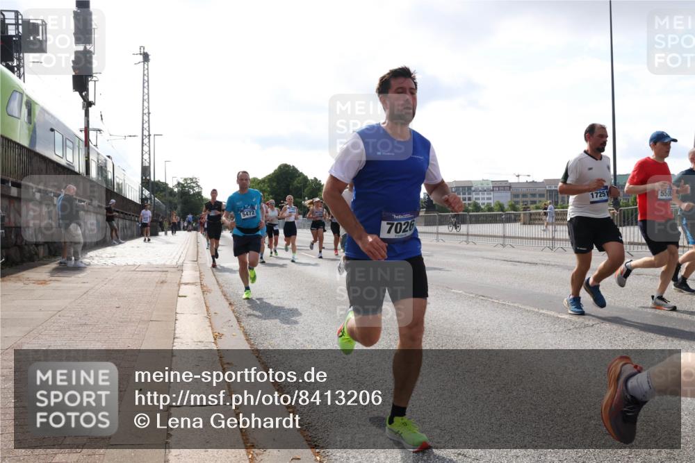 29.06.2025 - hella hamburg halbmarathon Lena Gebhardt http://msf.ph/oto/8413206 29.06.2025 09:50:35 Lombardsbrücke 5472, 7026, 17251, 5508, 1209, 1358, 1675, 1688, 1697, 1700, 1803, 1882, 2546, 2568, 2675, 2719, 2826, 3056, 3332, 3626, 4205, 4229, 4380, 4398, 4823, 4893, 5026, 5409, 5436, 5472, 5506, 5508, 5745, 5752, 5791, 5803, 5916, 6080, 6458, 6529, 6649, 6686, 6687, 6704, 7026, 7774, 8450, 8958, 9017, 9116, 9302, 9365, 9711, 10064, 10218, 10783, 10894, 10922, 11281, 11284, 11305, 11379, 11767, 12292, 12540, 12554, 12895, 13725 meine-sportfotos.de