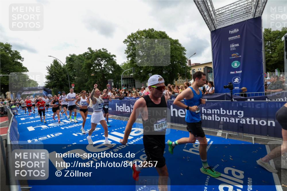 29.06.2025 - hella hamburg halbmarathon Zöllner http://msf.ph/oto/8413257 29.06.2025 10:47:32 Ziel 51, 1012, 1070, 1592, 2274, 2839, 2869, 2953, 3304, 5532, 5650, 8023, 8234, 8693, 8852, 9305, 10423, 11021, 11077, 12870, 13223, 13303, 15350, 15479, 15923, 16819, 17846, 17905, 18758, 18974 meine-sportfotos.de