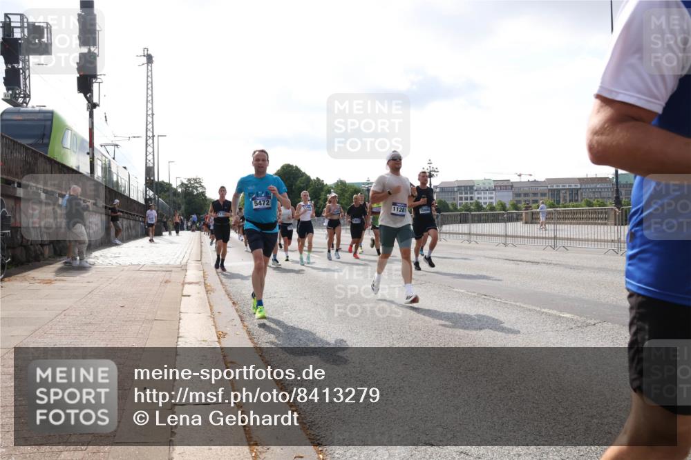 29.06.2025 - hella hamburg halbmarathon Lena Gebhardt http://msf.ph/oto/8413279 29.06.2025 09:50:36 Lombardsbrücke 5472, 14012, 11281, 15888, 1209, 1358, 1675, 1688, 1697, 1700, 1803, 1882, 2546, 2568, 2675, 2719, 2826, 3056, 3332, 3626, 4205, 4229, 4380, 4398, 4823, 4893, 5026, 5409, 5436, 5472, 5506, 5508, 5745, 5752, 5791, 5803, 5916, 6080, 6458, 6529, 6649, 6686, 6687, 6704, 7026, 7110, 7774, 8450, 8574, 8958, 9017, 9116, 9302, 9365, 9711, 10064, 10218, 10783, 10894, 10922, 11281, 11284, 11305, 11379, 11767, 12292, 12540, 12554, 12895, 13725 meine-sportfotos.de