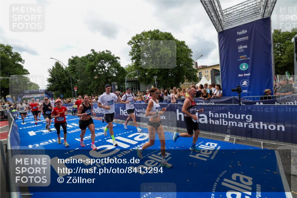 29.06.2025 - hella hamburg halbmarathon Zöllner http://msf.ph/oto/8413294 29.06.2025 10:47:33 Ziel 51, 1012, 1070, 1592, 1696, 2284, 2839, 2869, 2953, 3304, 5532, 5650, 5889, 8023, 8234, 8693, 8852, 8927, 9305, 11021, 12870, 13223, 13303, 15350, 15479, 15923, 16819, 17846, 17905, 18758, 18974 meine-sportfotos.de