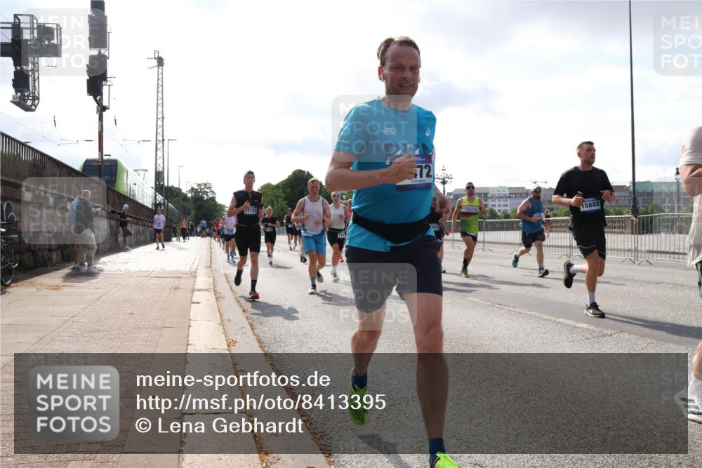 29.06.2025 - hella hamburg halbmarathon Lena Gebhardt http://msf.ph/oto/8413395 29.06.2025 09:50:37 Lombardsbrücke 17120, 72, 15888, 1209, 1358, 1675, 1688, 1697, 1700, 1803, 1882, 2546, 2568, 2675, 2719, 2826, 3056, 3332, 3626, 4205, 4229, 4380, 4398, 4823, 4893, 5026, 5409, 5436, 5472, 5506, 5508, 5745, 5752, 5791, 5803, 5916, 6080, 6458, 6529, 6649, 6686, 6687, 6704, 7026, 7110, 7774, 8450, 8574, 8958, 9017, 9116, 9302, 9365, 9711, 10064, 10218, 10783, 10922, 11281, 11284, 11305, 11379, 11767, 12292, 12540, 12554, 12895, 13725 meine-sportfotos.de