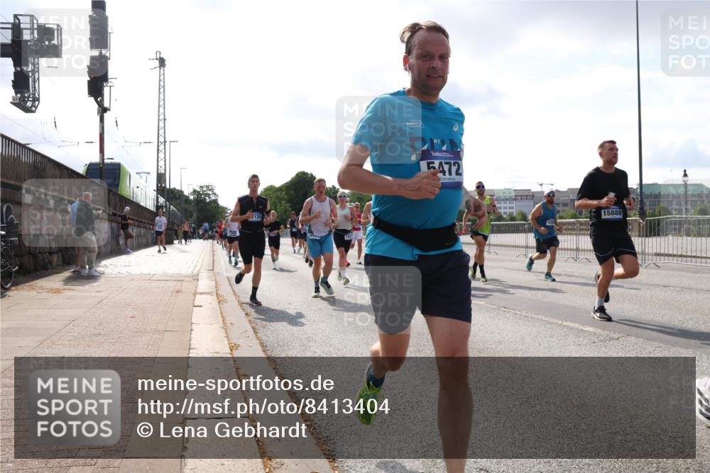29.06.2025 - hella hamburg halbmarathon Lena Gebhardt http://msf.ph/oto/8413404 29.06.2025 09:50:37 Lombardsbrücke 7120, 113, 5472, 15888, 1209, 1358, 1675, 1688, 1697, 1700, 1803, 1882, 2546, 2568, 2675, 2719, 2826, 3056, 3332, 3626, 4205, 4229, 4380, 4398, 4823, 4893, 5026, 5409, 5436, 5472, 5506, 5508, 5745, 5752, 5791, 5803, 5916, 6080, 6458, 6529, 6649, 6686, 6687, 6704, 7026, 7110, 7774, 8450, 8574, 8958, 9017, 9116, 9302, 9365, 9711, 10064, 10218, 10783, 10922, 11281, 11284, 11305, 11379, 11767, 12292, 12540, 12554, 12895, 13725 meine-sportfotos.de