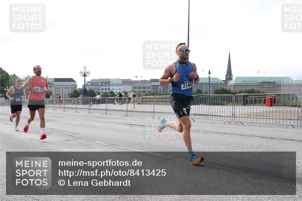 29.06.2025 - hella hamburg halbmarathon Lena Gebhardt http://msf.ph/oto/8413425 29.06.2025 09:39:52 Lombardsbrücke 3720, 120, 2144, 51, 53, 2144, 2659, 3720, 6380, 6699, 11342, 11678, 13016, 14717, 14932, 14933, 15166, 16120, 16548, 17402, 18694, 18848, 19108 meine-sportfotos.de