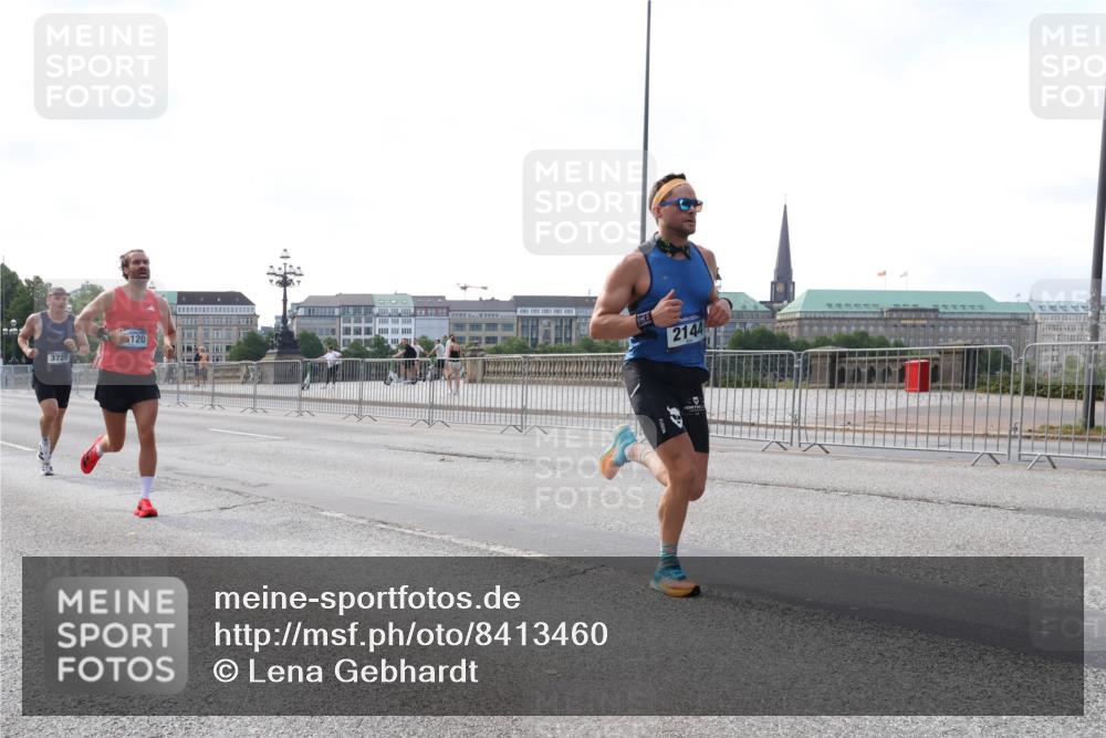 29.06.2025 - hella hamburg halbmarathon Lena Gebhardt http://msf.ph/oto/8413460 29.06.2025 09:39:52 Lombardsbrücke 3720, 120, 2144, 51, 53, 2144, 2659, 3720, 6380, 6699, 11342, 11678, 13016, 14717, 14932, 14933, 15166, 16120, 16548, 17402, 18694, 18848, 19108 meine-sportfotos.de