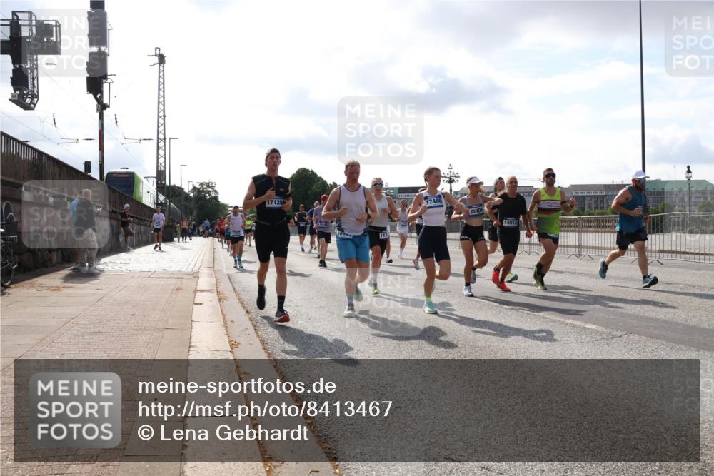 29.06.2025 - hella hamburg halbmarathon Lena Gebhardt http://msf.ph/oto/8413467 29.06.2025 09:50:37 Lombardsbrücke 17120, 16249, 113, 17486, 14012, 1209, 1358, 1675, 1688, 1697, 1700, 1803, 1882, 2546, 2568, 2675, 2719, 2826, 3056, 3332, 3626, 4205, 4229, 4380, 4398, 4823, 4893, 5026, 5409, 5436, 5472, 5506, 5508, 5745, 5752, 5791, 5803, 5916, 6080, 6458, 6529, 6649, 6686, 6687, 6704, 7026, 7110, 7774, 8450, 8574, 8958, 9017, 9116, 9302, 9365, 9711, 10064, 10218, 10783, 10922, 11281, 11284, 11305, 11379, 11767, 12292, 12540, 12554, 12895, 13725 meine-sportfotos.de