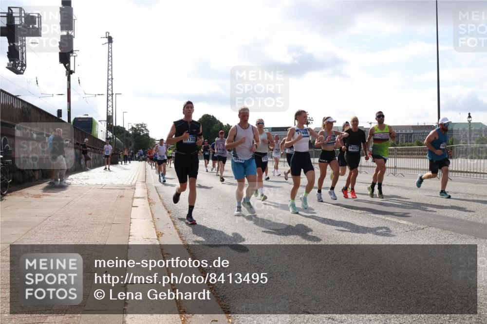 29.06.2025 - hella hamburg halbmarathon Lena Gebhardt http://msf.ph/oto/8413495 29.06.2025 09:50:37 Lombardsbrücke 120, 7486, 113, 134, 14012, 1209, 1358, 1675, 1688, 1697, 1700, 1803, 1882, 2546, 2568, 2675, 2719, 2826, 3056, 3332, 3626, 4205, 4229, 4380, 4398, 4823, 4893, 5026, 5409, 5436, 5472, 5506, 5508, 5745, 5752, 5791, 5803, 5916, 6080, 6458, 6529, 6649, 6686, 6687, 6704, 7026, 7110, 7774, 8450, 8574, 8958, 9017, 9116, 9302, 9365, 9711, 10064, 10218, 10783, 10922, 11281, 11284, 11305, 11379, 11767, 12292, 12540, 12554, 12895, 13725 meine-sportfotos.de