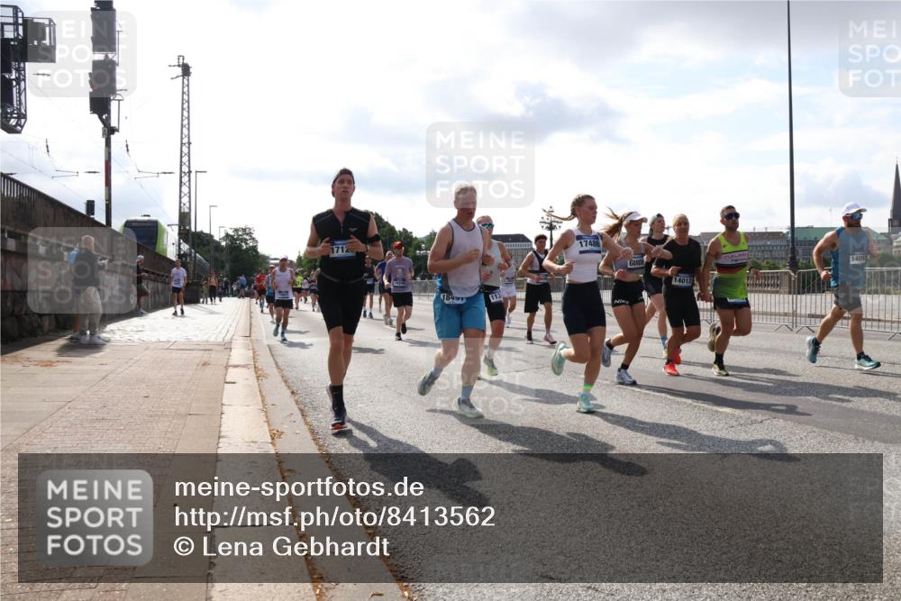 29.06.2025 - hella hamburg halbmarathon Lena Gebhardt http://msf.ph/oto/8413562 29.06.2025 09:50:38 Lombardsbrücke 1712, 16249, 1849, 113, 17486, 14012, 1409, 1209, 1358, 1688, 1697, 1700, 1803, 1882, 2546, 2568, 2675, 2719, 2826, 3056, 3332, 3626, 4205, 4229, 4380, 4398, 4823, 4893, 5026, 5436, 5472, 5506, 5508, 5745, 5752, 5791, 5803, 5916, 6080, 6458, 6529, 6649, 6686, 6687, 6704, 7026, 7110, 7774, 8450, 8574, 8958, 9017, 9116, 9302, 9365, 10064, 10218, 10783, 10922, 11281, 11284, 11305, 11379, 11767, 12292, 12540, 12554, 12895, 13725 meine-sportfotos.de