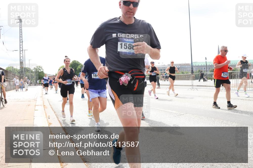 29.06.2025 - hella hamburg halbmarathon Lena Gebhardt http://msf.ph/oto/8413587 29.06.2025 10:42:03 Lombardsbrücke 430, 16, 158, 12801, 2258, 11017, 1039, 1314, 1509, 1623, 1624, 1648, 1712, 1752, 2145, 2523, 2974, 3276, 3326, 3459, 3460, 3568, 4329, 4353, 4541, 4735, 4736, 4787, 4885, 5419, 5432, 5671, 6136, 6137, 6153, 6320, 6430, 6436, 6450, 6618, 6828, 6837, 6846, 6917, 7357, 7477, 7955, 7968, 8004, 8014, 8162, 8163, 8300, 8301, 8443, 8459, 8712, 8848, 8897, 8908, 9008, 9223, 9370, 9467, 9588, 10027, 10623, 11011 meine-sportfotos.de