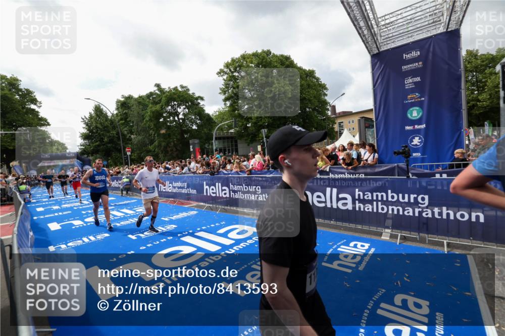 29.06.2025 - hella hamburg halbmarathon Zöllner http://msf.ph/oto/8413593 29.06.2025 10:47:50 Ziel 2340, 5915, 8564, 11283, 11961, 12679, 14383, 15478, 17229, 18356, 18430, 18836 meine-sportfotos.de