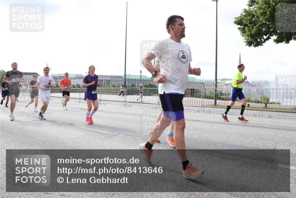 29.06.2025 - hella hamburg halbmarathon Lena Gebhardt http://msf.ph/oto/8413646 29.06.2025 10:17:22 Lombardsbrücke 1118, 0460, 1083, 1137, 1204, 1298, 1331, 1348, 1356, 1477, 1553, 2225, 2259, 2305, 2860, 2908, 3210, 3464, 3466, 3622, 3802, 3803, 4194, 4218, 4852, 5023, 5390, 5929, 5930, 5995, 6126, 6128, 6254, 6336, 6352, 6520, 6522, 6786, 7011, 7114, 7115, 7257, 7258, 7291, 7345, 7376, 7410, 7413, 7445, 7566, 7647, 7844, 7924, 7928, 7945, 8210, 8253, 8263, 8309, 8351, 8433, 8513, 8558, 8895, 8983, 9152, 9259, 9848 meine-sportfotos.de