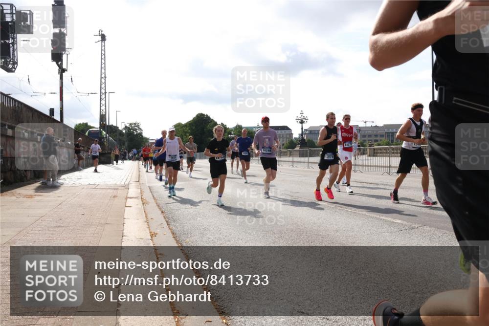 29.06.2025 - hella hamburg halbmarathon Lena Gebhardt http://msf.ph/oto/8413733 29.06.2025 09:50:39 Lombardsbrücke 16249, 16301, 15921, 10763, 13876, 14272, 1209, 1358, 1441, 1688, 1697, 1700, 1803, 1882, 2546, 2568, 2675, 2719, 2826, 3056, 3332, 3626, 4205, 4229, 4380, 4398, 4823, 4893, 5026, 5436, 5472, 5506, 5508, 5745, 5752, 5791, 5803, 5916, 6080, 6458, 6529, 6649, 6686, 6687, 6704, 7026, 7110, 7774, 8450, 8574, 8958, 9017, 9116, 9302, 9365, 10064, 10218, 10783, 10922, 11281, 11284, 11305, 11379, 11767, 12292, 12540, 12895, 13725 meine-sportfotos.de