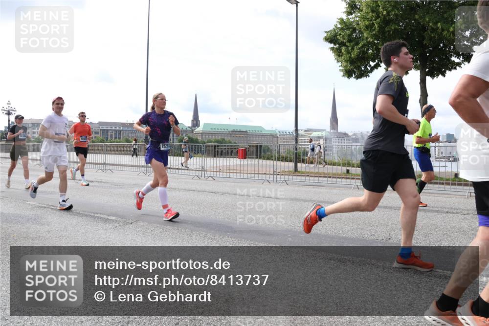 29.06.2025 - hella hamburg halbmarathon Lena Gebhardt http://msf.ph/oto/8413737 29.06.2025 10:17:22 Lombardsbrücke 18344, 10377, 1083, 1137, 1204, 1298, 1331, 1348, 1356, 1477, 1553, 2225, 2259, 2305, 2860, 2908, 3210, 3464, 3466, 3622, 3802, 3803, 4194, 4218, 4852, 5023, 5390, 5929, 5930, 5995, 6126, 6128, 6254, 6336, 6352, 6520, 6522, 6786, 7011, 7114, 7115, 7257, 7258, 7291, 7345, 7376, 7410, 7413, 7445, 7566, 7647, 7844, 7924, 7928, 7945, 8210, 8253, 8263, 8309, 8351, 8433, 8513, 8558, 8895, 8983, 9152, 9259, 9848 meine-sportfotos.de