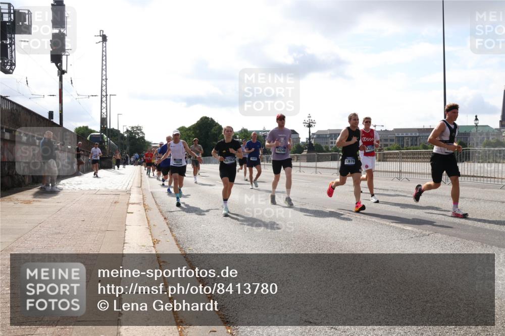 29.06.2025 - hella hamburg halbmarathon Lena Gebhardt http://msf.ph/oto/8413780 29.06.2025 09:50:39 Lombardsbrücke 15921, 10783, 16249, 13876, 14272, 1209, 1358, 1441, 1688, 1697, 1700, 1803, 1882, 2546, 2568, 2675, 2719, 2826, 3056, 3332, 3626, 4205, 4229, 4380, 4398, 4823, 4893, 5026, 5436, 5472, 5506, 5508, 5745, 5752, 5791, 5803, 5916, 6080, 6458, 6529, 6649, 6686, 6687, 6704, 7026, 7110, 7774, 8450, 8574, 8958, 9017, 9116, 9302, 9365, 10064, 10218, 10783, 10922, 11281, 11284, 11305, 11379, 11767, 12292, 12540, 12895, 13725 meine-sportfotos.de