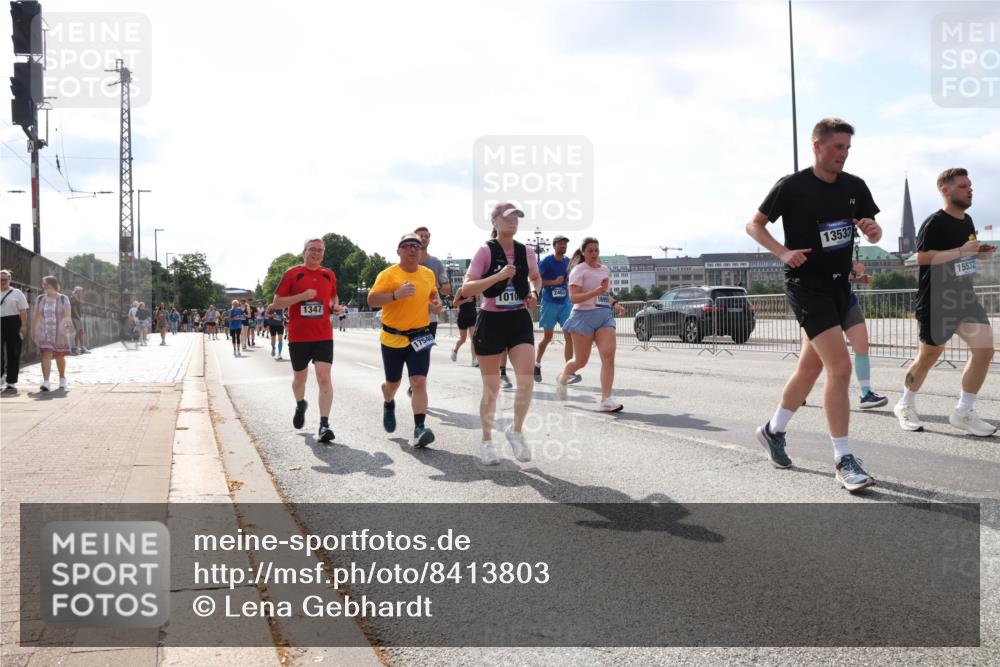 29.06.2025 - hella hamburg halbmarathon Lena Gebhardt http://msf.ph/oto/8413803 29.06.2025 10:04:49 Lombardsbrücke 1347, 1010, 2463, 16995, 17540, 13533, 15532, 1126, 1213, 1316, 1347, 1377, 1559, 1674, 2011, 2424, 2463, 2628, 2698, 2852, 3071, 3413, 3994, 4146, 4293, 4394, 4538, 4951, 5869, 6311, 6907, 6908, 7302, 8049, 8089, 8217, 9019, 9489, 10100, 10213, 10709, 10834, 10962, 11088, 11551, 11595, 12125, 12924, 13242, 13327, 13533, 13625, 14917, 15532, 16128, 16134, 16145, 16357, 16579, 16753, 16989, 16995, 17112, 17113, 17434, 17814, 17818, 18189 meine-sportfotos.de