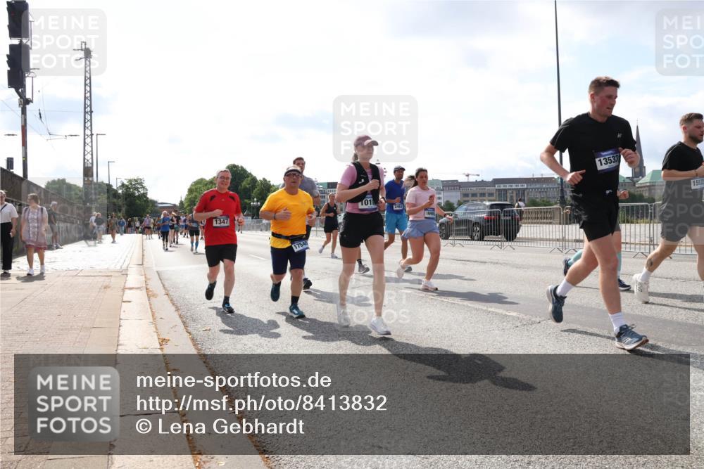 29.06.2025 - hella hamburg halbmarathon Lena Gebhardt http://msf.ph/oto/8413832 29.06.2025 10:04:49 Lombardsbrücke 1347, 17540, 1010, 2463, 16995, 13533, 15532, 1126, 1213, 1316, 1347, 1377, 1559, 1674, 2011, 2424, 2463, 2628, 2698, 2852, 3071, 3413, 3994, 4146, 4293, 4394, 4538, 4951, 5869, 6311, 6907, 6908, 7302, 8049, 8089, 8217, 9019, 9489, 10100, 10213, 10709, 10834, 10962, 11088, 11551, 11595, 12125, 12924, 13242, 13327, 13533, 13625, 14917, 15532, 16128, 16134, 16145, 16357, 16579, 16753, 16989, 16995, 17112, 17113, 17434, 17814, 17818, 18189 meine-sportfotos.de