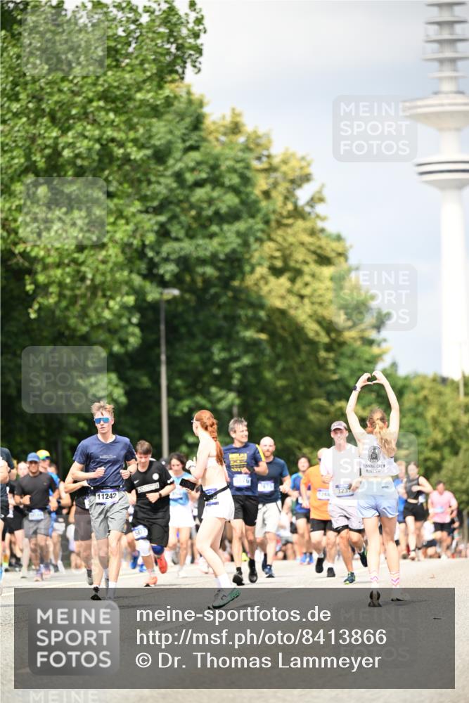 29.06.2025 - hella hamburg halbmarathon Dr. Thomas Lammeyer http://msf.ph/oto/8413866 29.06.2025 10:44:14 Kennedybrücke 1058, 1760, 2019, 2313, 2888, 2976, 3046, 3237, 3515, 3727, 3808, 3882, 3883, 3884, 4173, 4523, 4659, 4752, 5229, 5876, 5877, 6427, 6698, 6739, 7045, 7455, 7456, 7524, 7675, 7850, 7984, 8391, 8612, 8865, 8866, 9455, 9698, 9747, 9777, 10441, 10512, 10626, 10714, 10818, 10901, 11175, 11242 meine-sportfotos.de