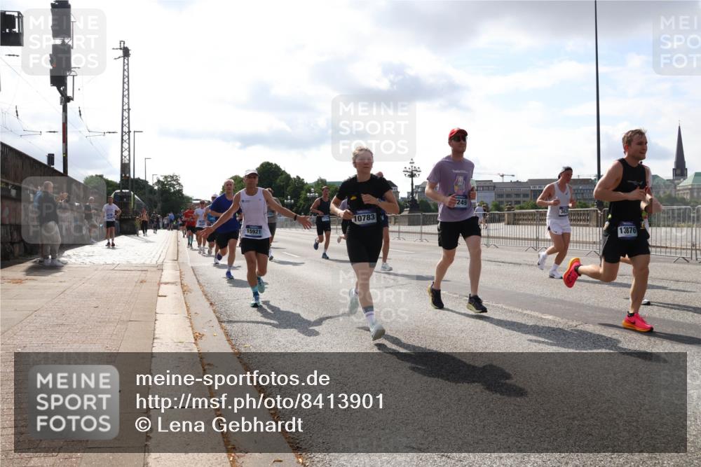 29.06.2025 - hella hamburg halbmarathon Lena Gebhardt http://msf.ph/oto/8413901 29.06.2025 09:50:40 Lombardsbrücke 15921, 10783, 249, 13876, 1209, 1358, 1441, 1688, 1697, 1700, 1882, 2546, 2568, 2675, 2719, 2826, 3056, 3332, 3626, 4205, 4229, 4380, 4398, 4823, 4893, 5026, 5436, 5472, 5506, 5508, 5745, 5752, 5791, 5803, 5916, 6080, 6458, 6529, 6649, 6686, 6687, 7026, 7110, 8091, 8450, 8574, 8958, 9017, 9116, 9302, 9365, 10064, 10218, 10783, 10922, 11281, 11284, 11305, 11379, 11767, 12292, 12540, 12895, 13725 meine-sportfotos.de