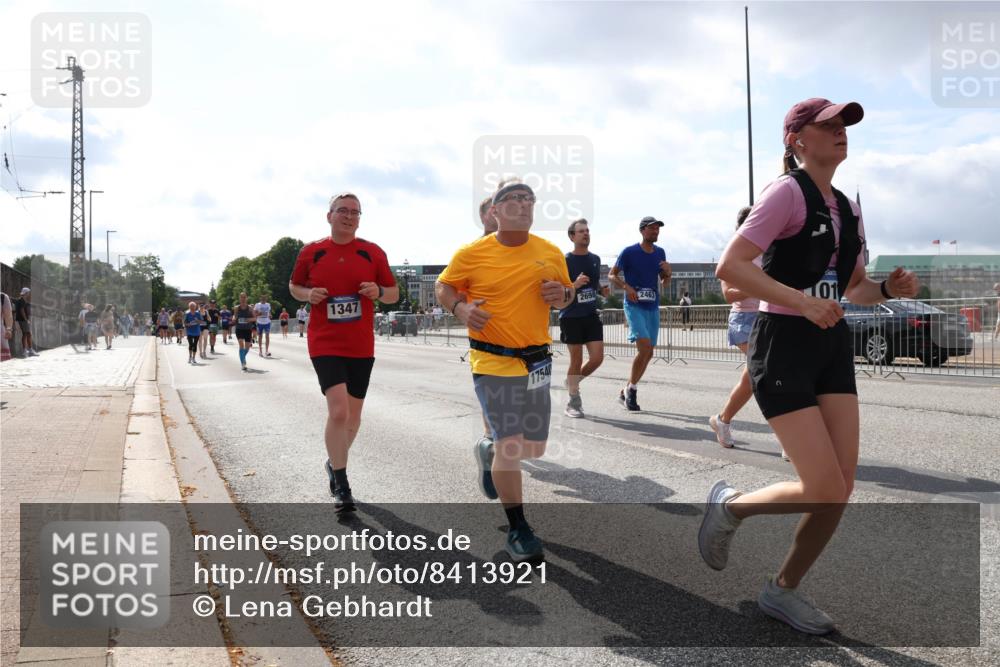 29.06.2025 - hella hamburg halbmarathon Lena Gebhardt http://msf.ph/oto/8413921 29.06.2025 10:04:50 Lombardsbrücke 1347, 1754, 2698, 01, 1126, 1213, 1316, 1347, 1377, 1559, 1674, 2011, 2424, 2463, 2628, 2698, 2852, 3071, 3413, 3994, 4146, 4293, 4394, 4538, 4951, 5869, 6311, 6907, 6908, 7302, 8049, 8089, 8217, 9019, 9489, 10100, 10213, 10709, 10834, 10962, 11088, 11551, 11595, 12125, 12924, 13242, 13327, 13533, 13625, 15532, 16128, 16134, 16145, 16357, 16579, 16753, 16989, 16995, 17112, 17113, 17434, 17814, 17818, 18189 meine-sportfotos.de