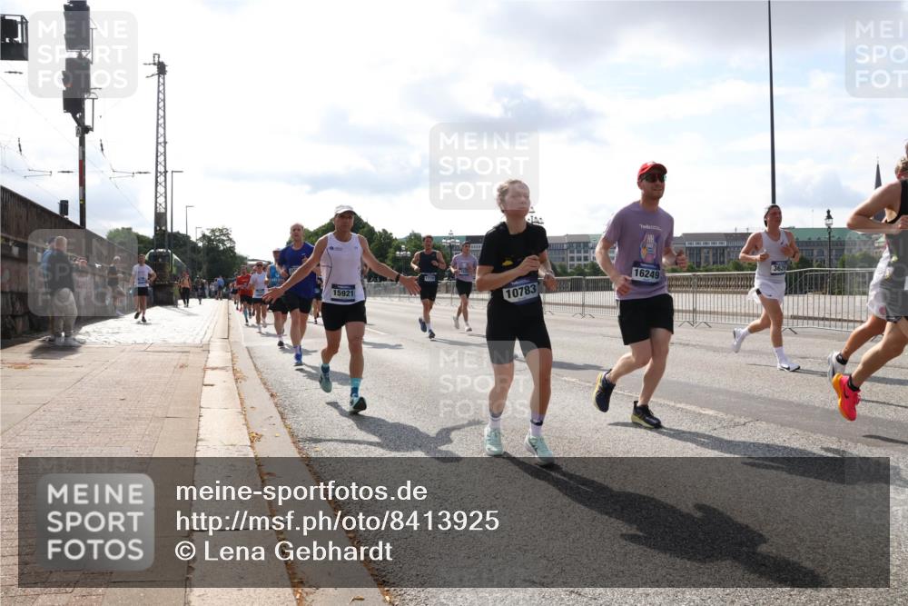 29.06.2025 - hella hamburg halbmarathon Lena Gebhardt http://msf.ph/oto/8413925 29.06.2025 09:50:40 Lombardsbrücke 15921, 10783, 16249, 1209, 1358, 1441, 1688, 1697, 1700, 1882, 2546, 2568, 2675, 2719, 2826, 3056, 3332, 3626, 4205, 4229, 4380, 4398, 4823, 4893, 5026, 5436, 5472, 5506, 5508, 5745, 5752, 5791, 5803, 5916, 6080, 6458, 6529, 6649, 6686, 6687, 7026, 7110, 8091, 8450, 8574, 8958, 9017, 9116, 9302, 9365, 10064, 10218, 10783, 10922, 11281, 11284, 11305, 11379, 11767, 12292, 12540, 12895, 13725 meine-sportfotos.de