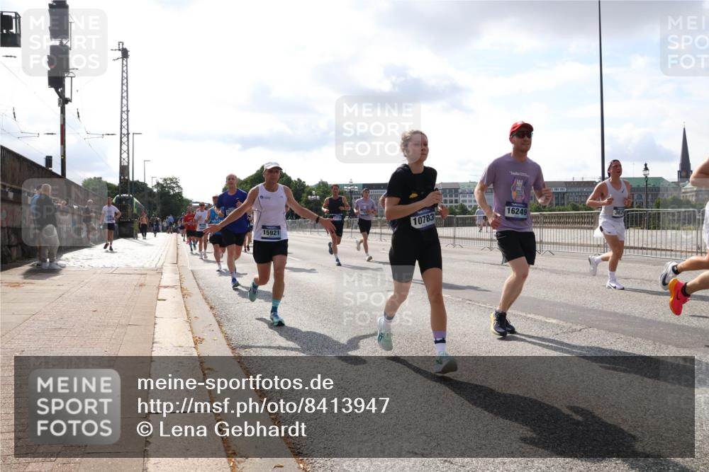 29.06.2025 - hella hamburg halbmarathon Lena Gebhardt http://msf.ph/oto/8413947 29.06.2025 09:50:40 Lombardsbrücke 15921, 10783, 16249, 1209, 1358, 1441, 1688, 1697, 1700, 1882, 2546, 2568, 2675, 2719, 2826, 3056, 3332, 3626, 4205, 4229, 4380, 4398, 4823, 4893, 5026, 5436, 5472, 5506, 5508, 5745, 5752, 5791, 5803, 5916, 6080, 6458, 6529, 6649, 6686, 6687, 7026, 7110, 8091, 8450, 8574, 8958, 9017, 9116, 9302, 9365, 10064, 10218, 10783, 10922, 11281, 11284, 11305, 11379, 11767, 12292, 12540, 12895, 13725 meine-sportfotos.de