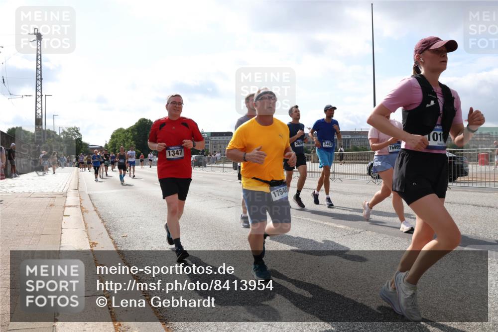 29.06.2025 - hella hamburg halbmarathon Lena Gebhardt http://msf.ph/oto/8413954 29.06.2025 10:04:50 Lombardsbrücke 1347, 17540, 2698, 2463, 16995, 01, 1126, 1213, 1316, 1347, 1377, 1559, 1674, 2011, 2424, 2463, 2628, 2698, 2852, 3071, 3413, 3994, 4146, 4293, 4394, 4538, 4951, 5869, 6311, 6907, 6908, 7302, 8049, 8089, 8217, 9019, 9489, 10100, 10213, 10709, 10834, 10962, 11088, 11551, 11595, 12125, 12924, 13242, 13327, 13533, 13625, 15532, 16128, 16134, 16145, 16357, 16579, 16753, 16989, 16995, 17112, 17113, 17434, 17814, 17818, 18189 meine-sportfotos.de