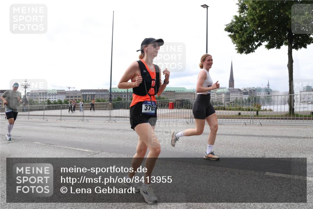 29.06.2025 - hella hamburg halbmarathon Lena Gebhardt http://msf.ph/oto/8413955 29.06.2025 10:25:58 Lombardsbrücke 3765, 1093, 1305, 1479, 1481, 3343, 3617, 3765, 4378, 4797, 5028, 5497, 6159, 6663, 8276, 8306, 8674, 8881, 9811, 10104, 10219, 10845, 10846, 11139, 11596, 11699, 11828, 11859, 12074, 12505, 12826, 12827, 12838, 12945, 12946, 13653, 14063, 14179, 14223, 14356, 14726, 14936, 15283, 16289, 16354, 16381, 16927, 17369, 19144 meine-sportfotos.de