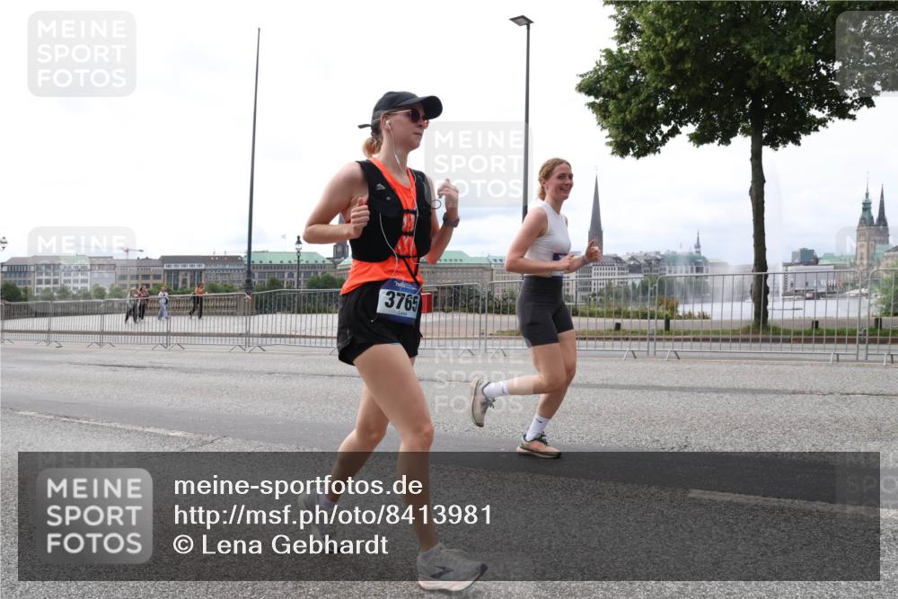 29.06.2025 - hella hamburg halbmarathon Lena Gebhardt http://msf.ph/oto/8413981 29.06.2025 10:25:58 Lombardsbrücke 3765, 1093, 1305, 1479, 1481, 3343, 3617, 3765, 4378, 4797, 5028, 5497, 6159, 6663, 8276, 8306, 8674, 8881, 9811, 10104, 10219, 10845, 10846, 11139, 11596, 11699, 11828, 11859, 12074, 12505, 12826, 12827, 12838, 12945, 12946, 13653, 14063, 14179, 14223, 14356, 14726, 14936, 15283, 16289, 16354, 16381, 16927, 17369, 19144 meine-sportfotos.de