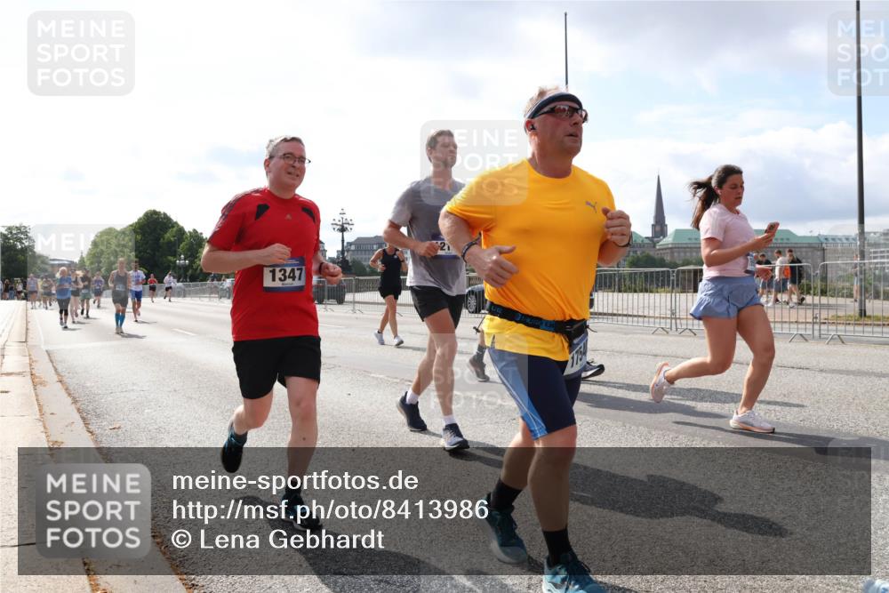 29.06.2025 - hella hamburg halbmarathon Lena Gebhardt http://msf.ph/oto/8413986 29.06.2025 10:04:51 Lombardsbrücke 1347, 21, 1126, 1213, 1316, 1347, 1377, 1559, 1674, 2011, 2424, 2463, 2628, 2698, 2852, 3071, 3413, 3994, 4146, 4293, 4394, 4538, 4951, 5869, 6311, 6907, 6908, 7302, 8049, 8089, 9019, 9489, 10100, 10213, 10709, 10834, 10962, 11088, 11551, 11595, 12125, 12924, 13242, 13327, 13533, 13625, 15532, 16128, 16134, 16145, 16357, 16579, 16753, 16989, 16995, 17112, 17113, 17434, 17814, 17818, 18189 meine-sportfotos.de