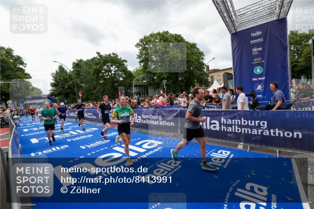 29.06.2025 - hella hamburg halbmarathon Zöllner http://msf.ph/oto/8413991 29.06.2025 10:48:06 Ziel 1086, 4324, 4528, 4601, 4711, 6377, 9638, 12706, 12724, 12747, 12808, 13570, 16149, 16766, 18206, 18922, 19198 meine-sportfotos.de