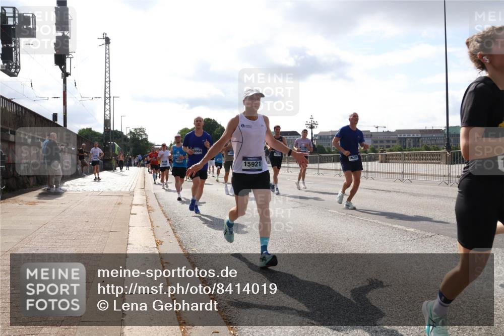 29.06.2025 - hella hamburg halbmarathon Lena Gebhardt http://msf.ph/oto/8414019 29.06.2025 09:50:41 Lombardsbrücke 6080, 10064, 1562, 15921, 17726, 16301, 1209, 1358, 1441, 1688, 1697, 1700, 1882, 2546, 2568, 2675, 2719, 2826, 3056, 3332, 3626, 3947, 4205, 4229, 4380, 4398, 4823, 4893, 5026, 5436, 5472, 5506, 5508, 5745, 5752, 5791, 5803, 5916, 6080, 6429, 6458, 6529, 6639, 6649, 6686, 6687, 7026, 7110, 8091, 8450, 8574, 8958, 9017, 9116, 9302, 9365, 10064, 10218, 10783, 10922, 11281, 11284, 11305, 11379, 11767, 12292, 12895, 13725 meine-sportfotos.de